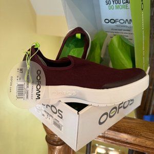 Oofos ladies oomg eezee slip on Cabernet size 7